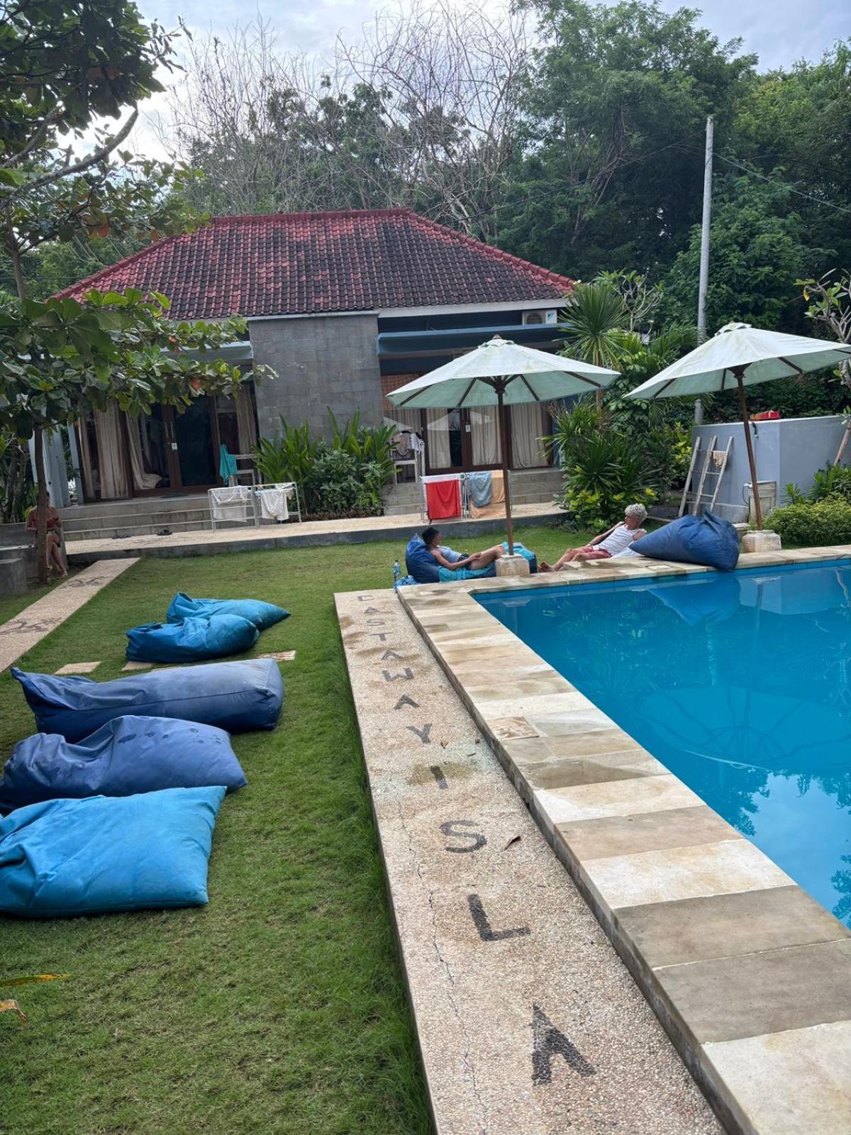 Castaway Island Hostel Nusa Lembongan Esterno foto