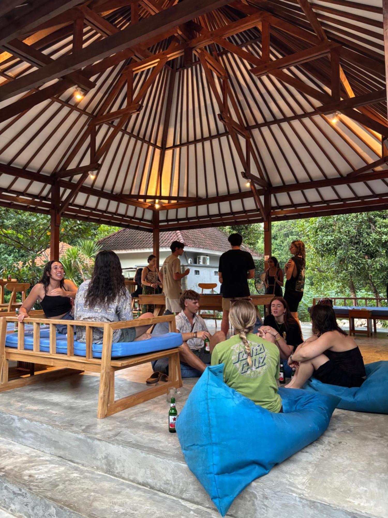 Castaway Island Hostel Nusa Lembongan Esterno foto